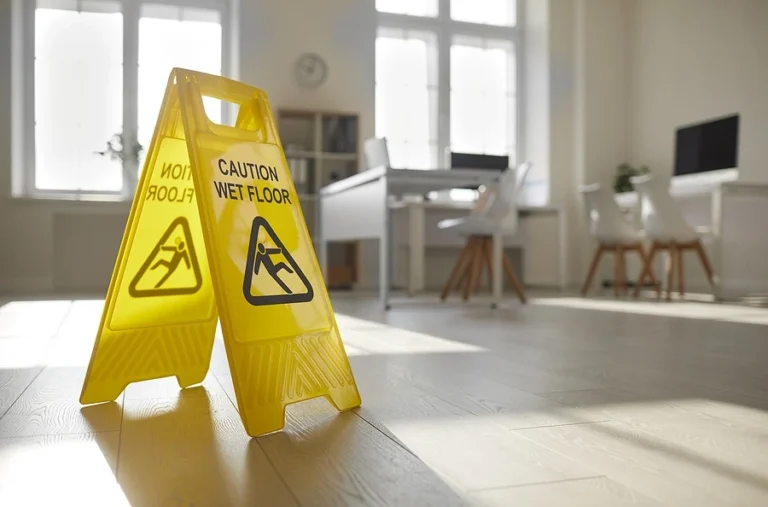 Wet floor sign on gloor